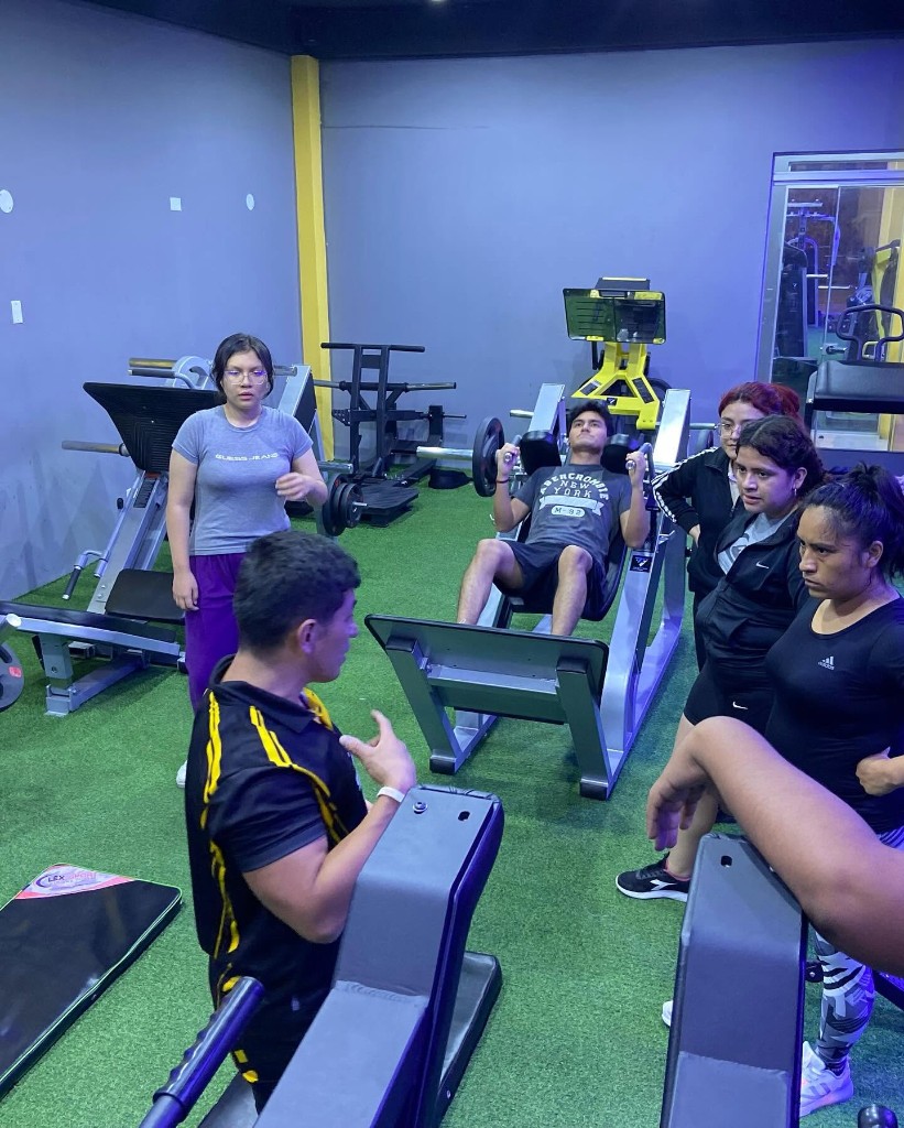 Clase grupal en Start Fit