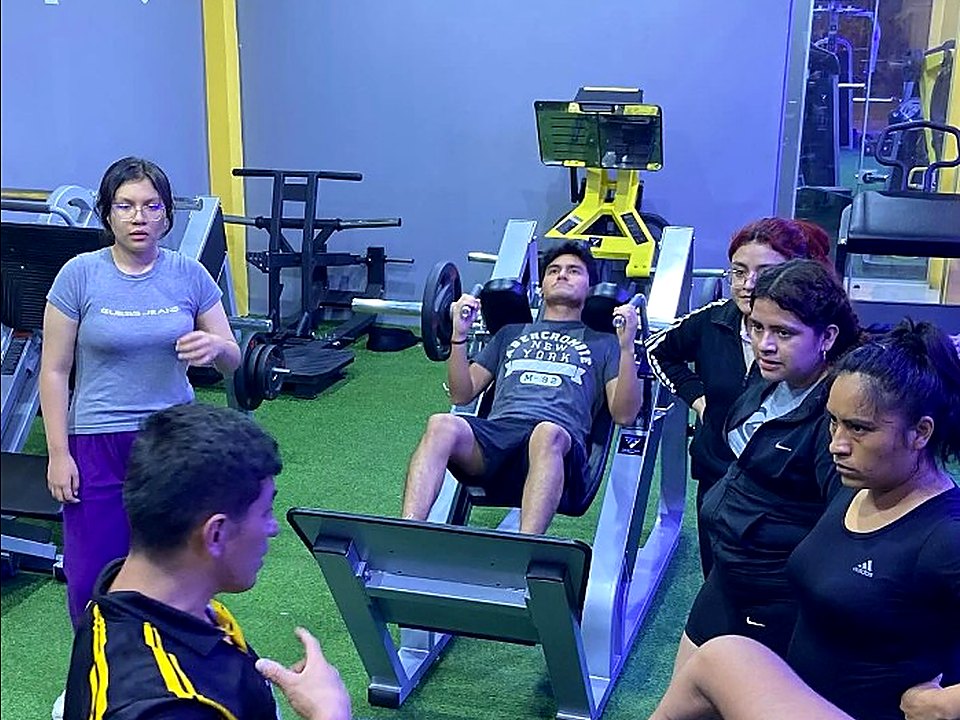 Clase grupal en Start Fit